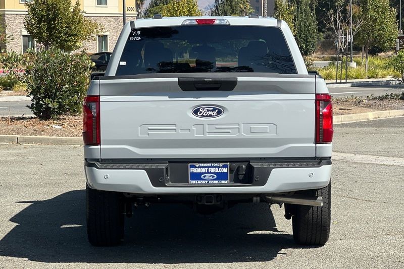 Ford F-150 Vehicle Full-screen Gallery Image 04