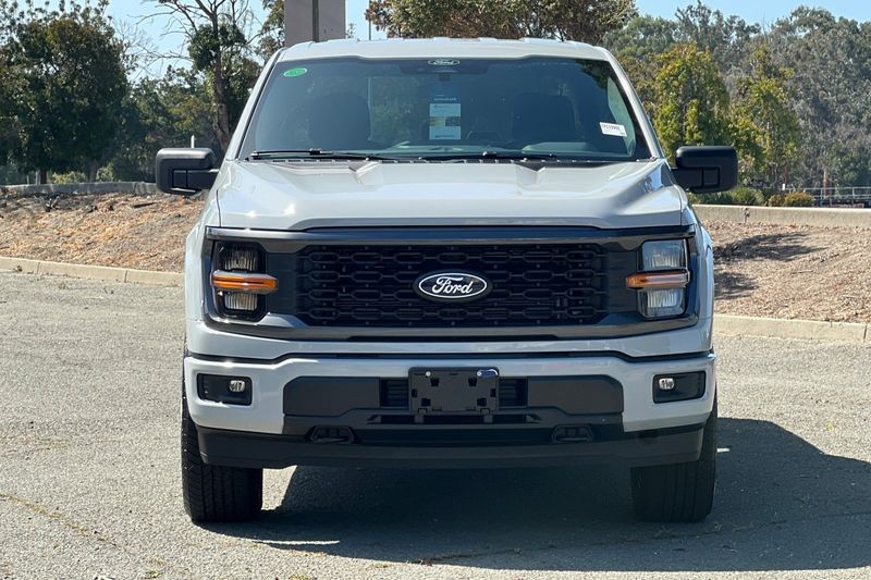 Ford F-150 Vehicle Full-screen Gallery Image 08