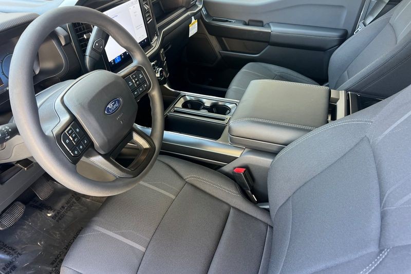 Ford F-150 Vehicle Full-screen Gallery Image 09