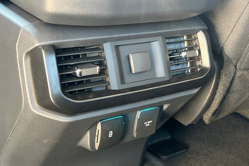 Ford F-150 Vehicle Full-screen Gallery Image 13