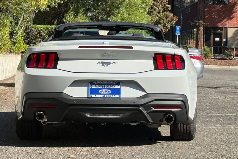 Ford Mustang Vehicle Full-screen Gallery Image 04