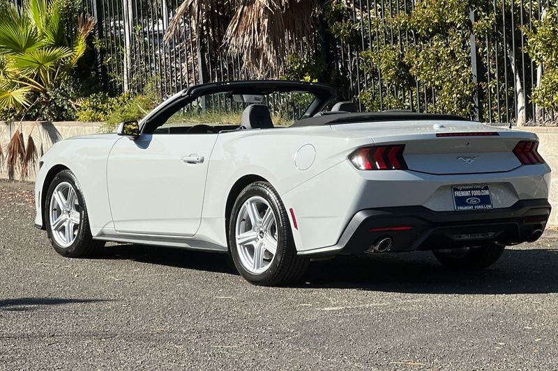 Ford Mustang Vehicle Full-screen Gallery Image 05