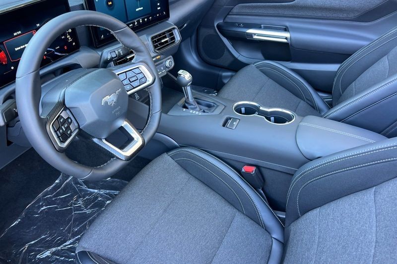 Ford Mustang Vehicle Full-screen Gallery Image 09