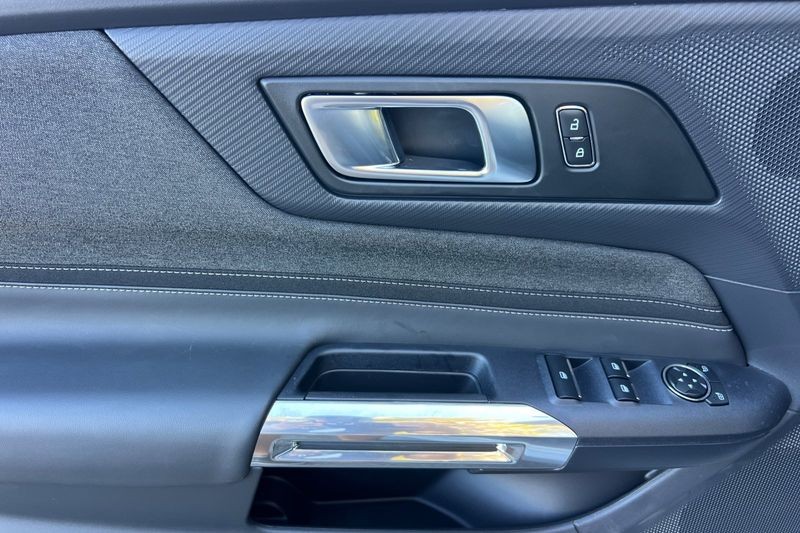 Ford Mustang Vehicle Full-screen Gallery Image 10