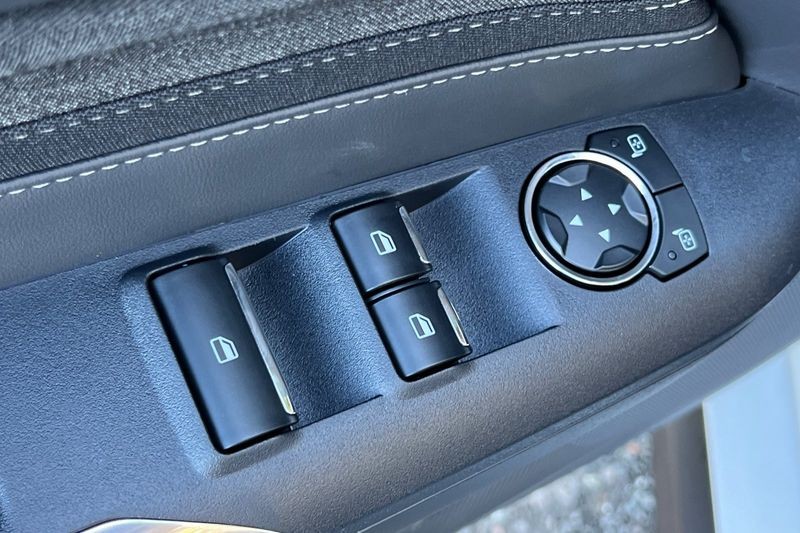 Ford Mustang Vehicle Full-screen Gallery Image 11