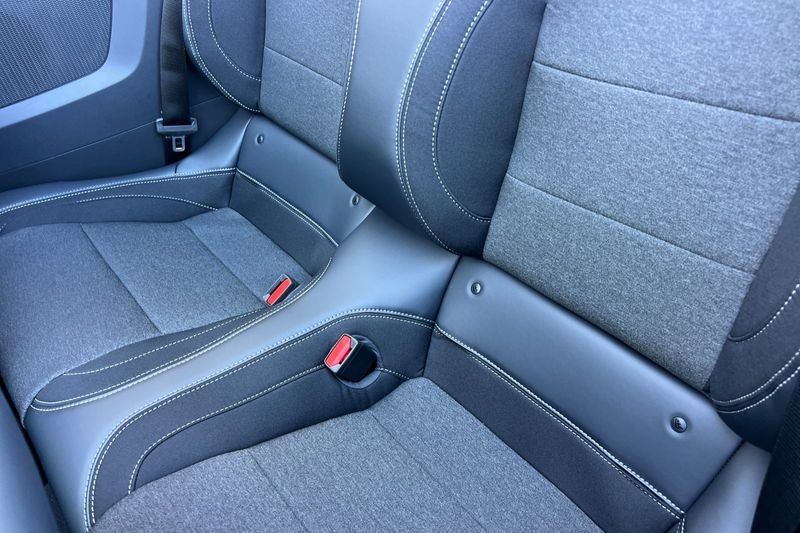Ford Mustang Vehicle Full-screen Gallery Image 12