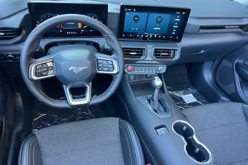 Ford Mustang Vehicle Full-screen Gallery Image 13
