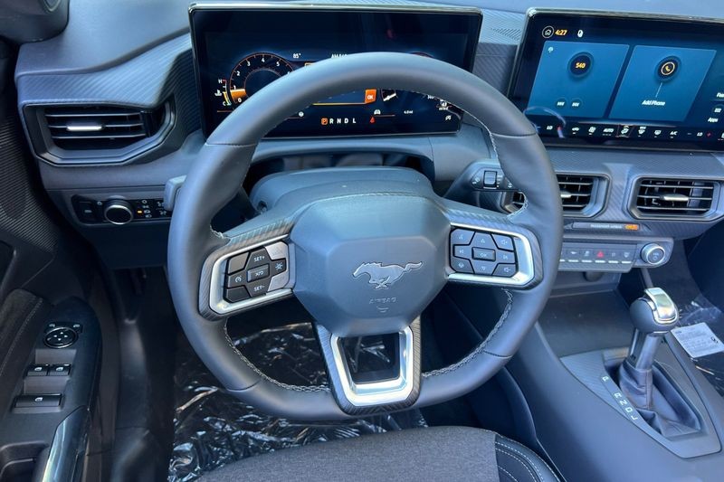 Ford Mustang Vehicle Full-screen Gallery Image 14