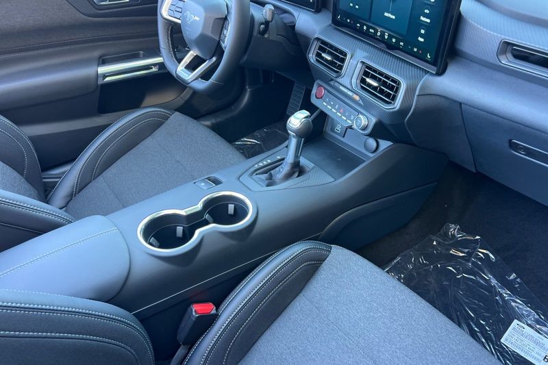 Ford Mustang Vehicle Full-screen Gallery Image 15