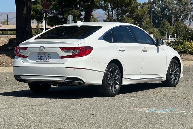 Honda Accord Vehicle Full-screen Gallery Image 03