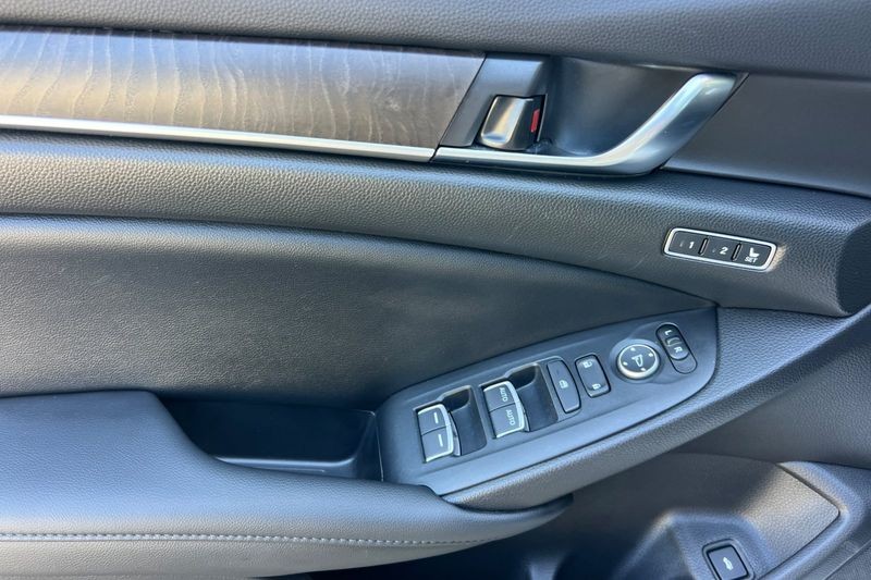 Honda Accord Vehicle Full-screen Gallery Image 11