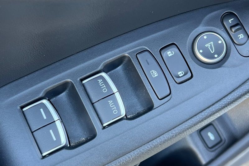 Honda Accord Vehicle Full-screen Gallery Image 12
