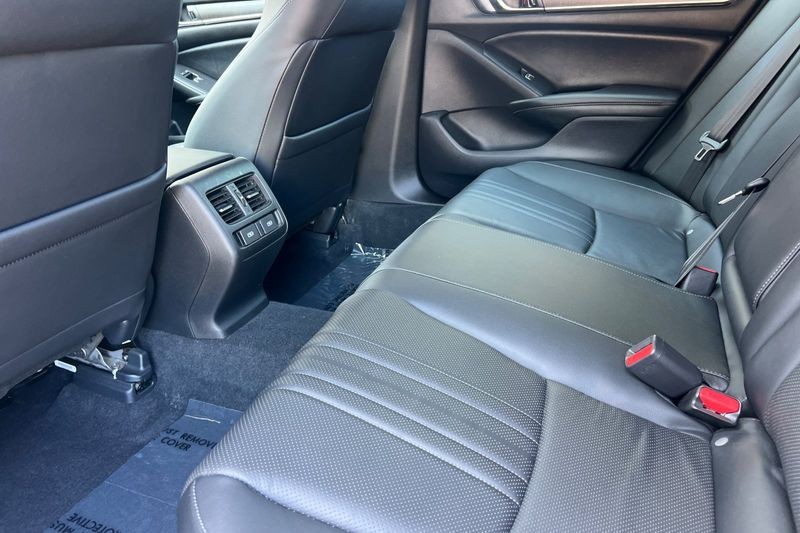Honda Accord Vehicle Full-screen Gallery Image 14
