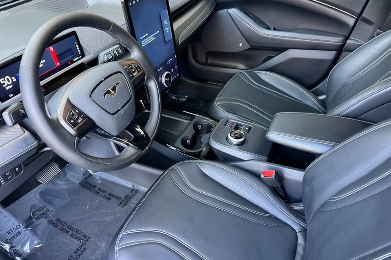 Ford Mustang Mach-E Vehicle Full-screen Gallery Image 10