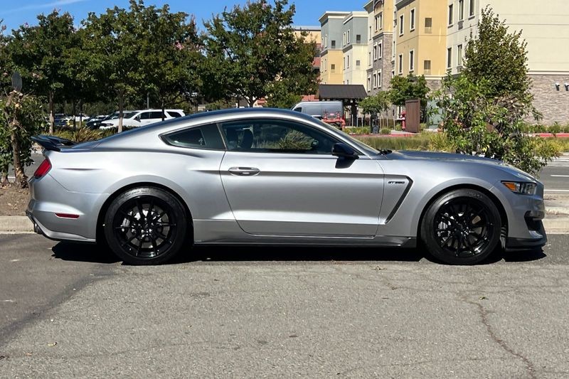 Ford Mustang Vehicle Full-screen Gallery Image 02