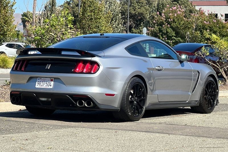 Ford Mustang Vehicle Full-screen Gallery Image 03