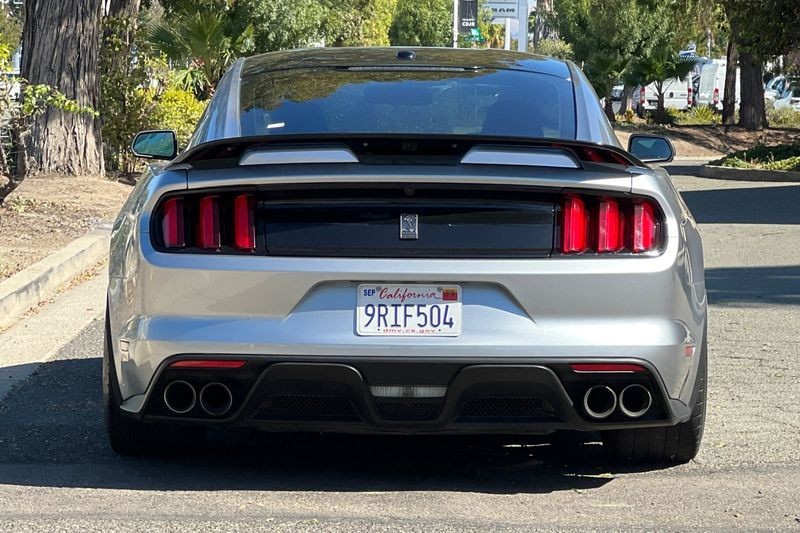 Ford Mustang Vehicle Full-screen Gallery Image 04
