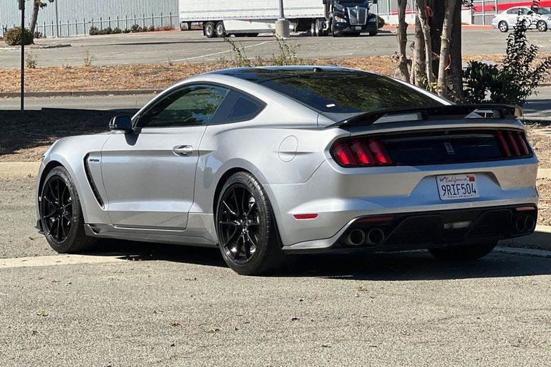 Ford Mustang Vehicle Full-screen Gallery Image 05
