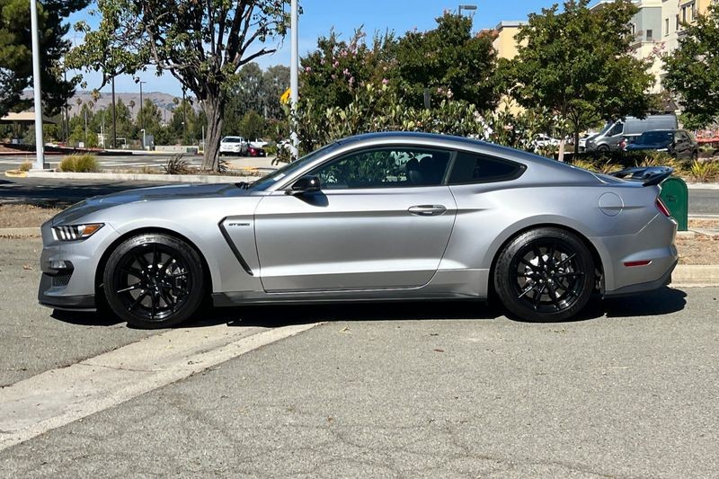 Ford Mustang Vehicle Full-screen Gallery Image 06