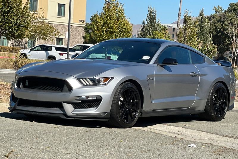 Ford Mustang Vehicle Full-screen Gallery Image 07