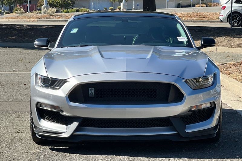 Ford Mustang Vehicle Full-screen Gallery Image 08