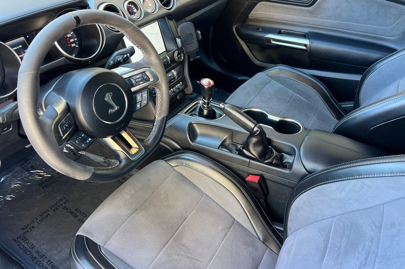 Ford Mustang Vehicle Full-screen Gallery Image 09