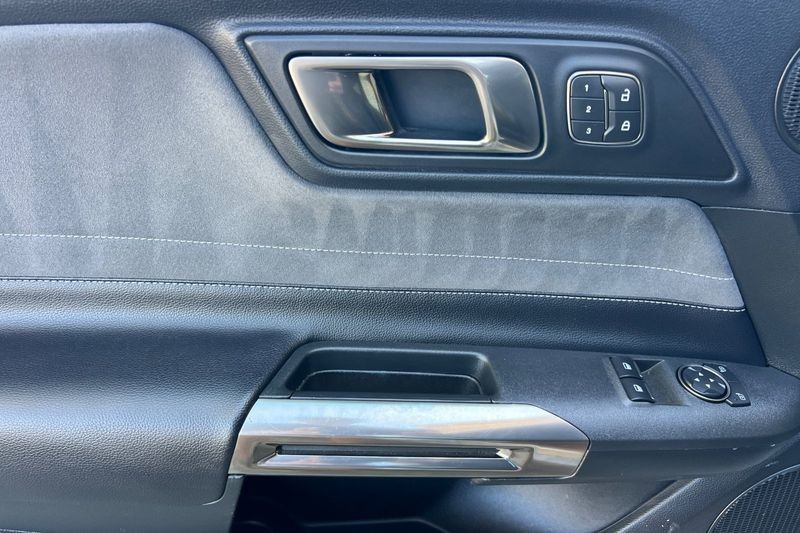 Ford Mustang Vehicle Full-screen Gallery Image 10