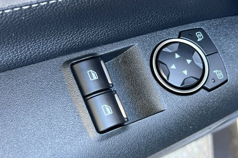 Ford Mustang Vehicle Full-screen Gallery Image 11