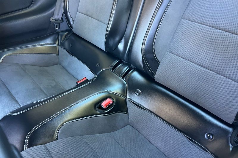 Ford Mustang Vehicle Full-screen Gallery Image 13