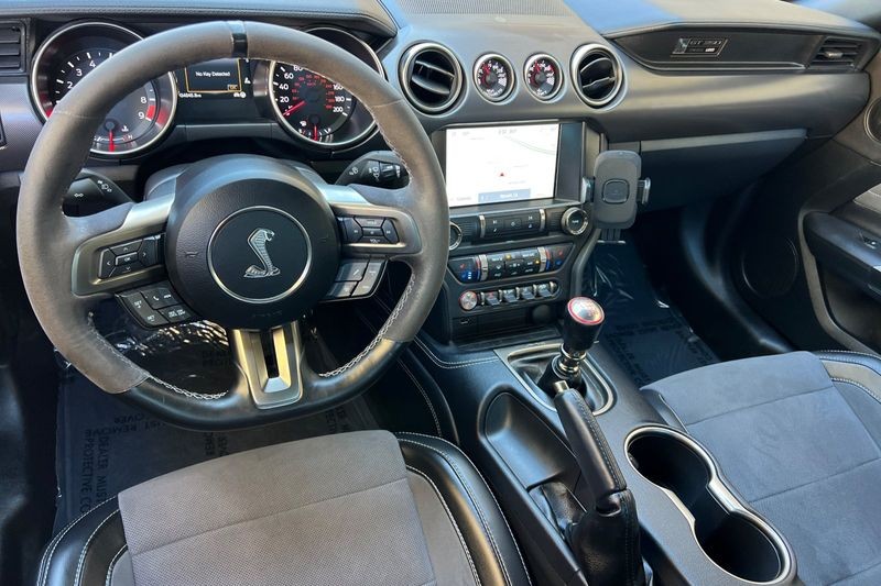 Ford Mustang Vehicle Full-screen Gallery Image 14