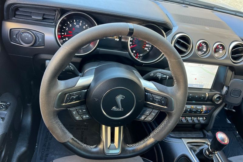Ford Mustang Vehicle Full-screen Gallery Image 15