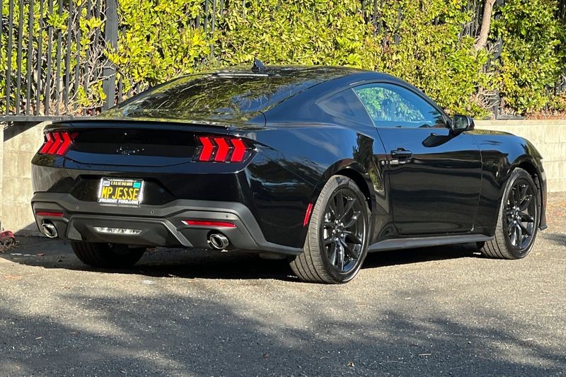 Ford Mustang Vehicle Full-screen Gallery Image 03