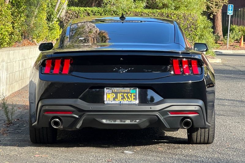 Ford Mustang Vehicle Full-screen Gallery Image 04