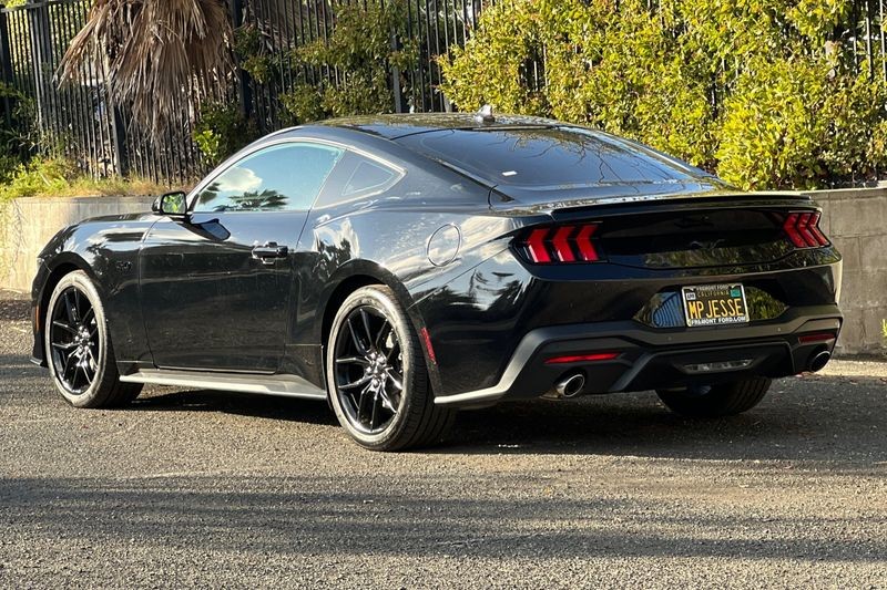 Ford Mustang Vehicle Full-screen Gallery Image 05