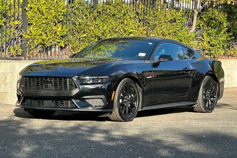 Ford Mustang Vehicle Full-screen Gallery Image 08