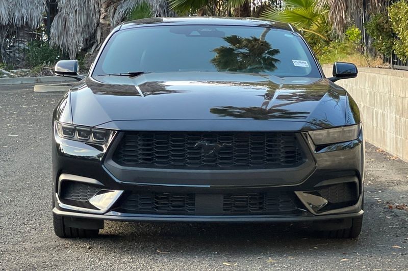Ford Mustang Vehicle Full-screen Gallery Image 09