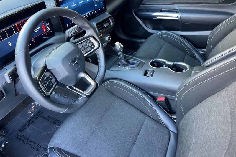 Ford Mustang Vehicle Full-screen Gallery Image 10