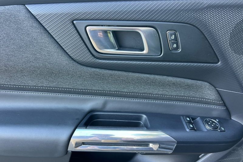 Ford Mustang Vehicle Full-screen Gallery Image 11