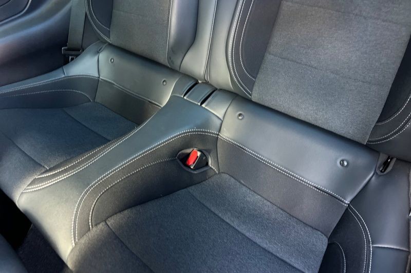 Ford Mustang Vehicle Full-screen Gallery Image 14