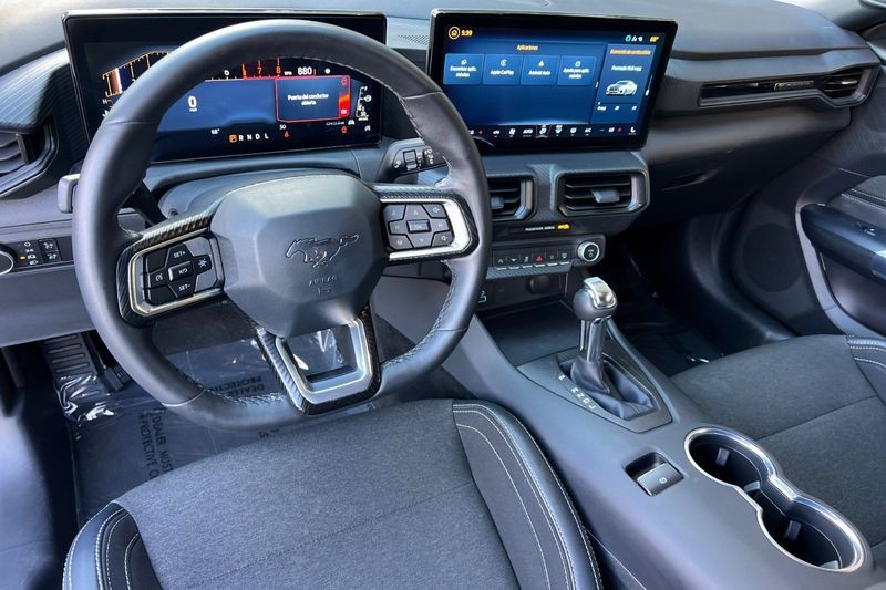 Ford Mustang Vehicle Full-screen Gallery Image 15