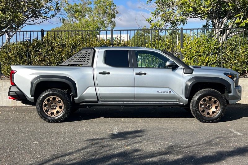 Toyota Tacoma Hybrid Vehicle Full-screen Gallery Image 02