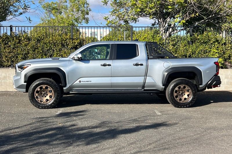 Toyota Tacoma Hybrid Vehicle Full-screen Gallery Image 07