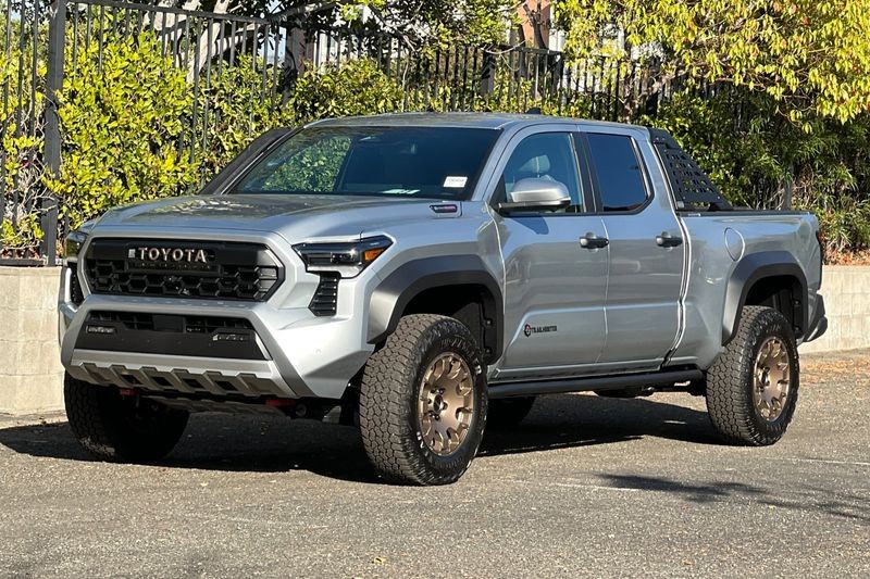 Toyota Tacoma Hybrid Vehicle Full-screen Gallery Image 08