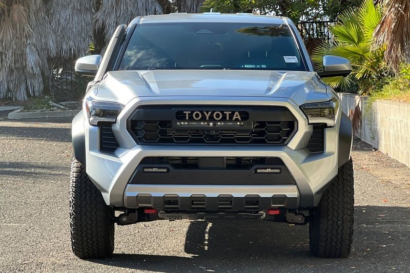 Toyota Tacoma Hybrid Vehicle Full-screen Gallery Image 09