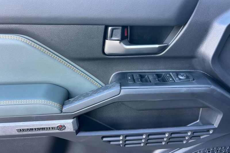 Toyota Tacoma Hybrid Vehicle Full-screen Gallery Image 11