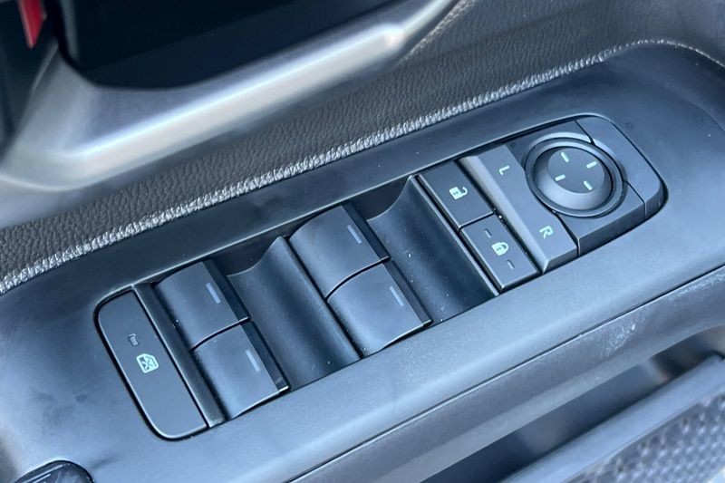 Toyota Tacoma Hybrid Vehicle Full-screen Gallery Image 12