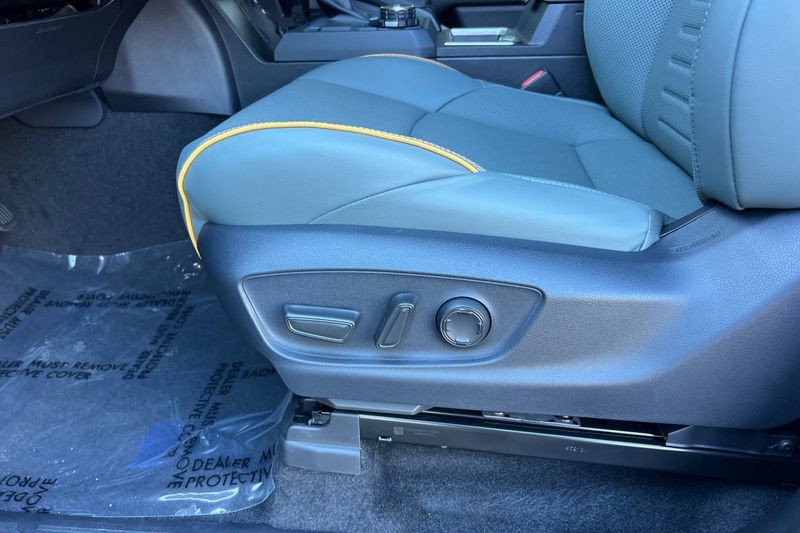 Toyota Tacoma Hybrid Vehicle Full-screen Gallery Image 13