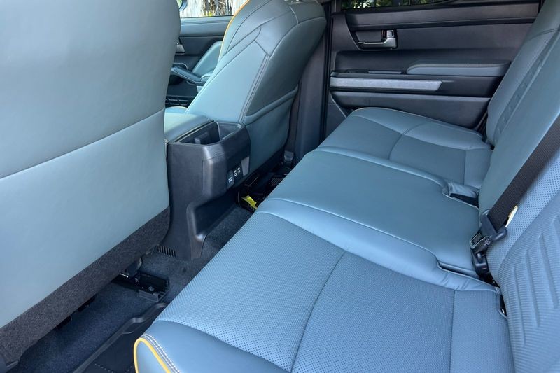 Toyota Tacoma Hybrid Vehicle Full-screen Gallery Image 14