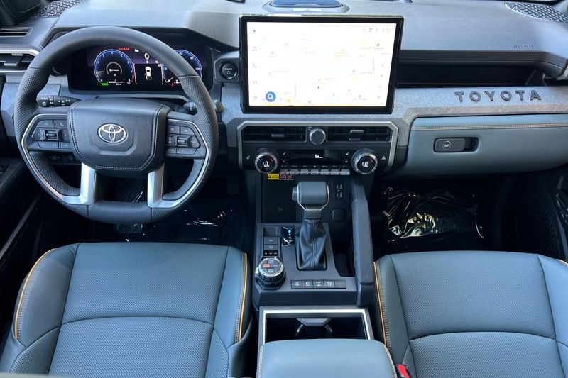 Toyota Tacoma Hybrid Vehicle Full-screen Gallery Image 15