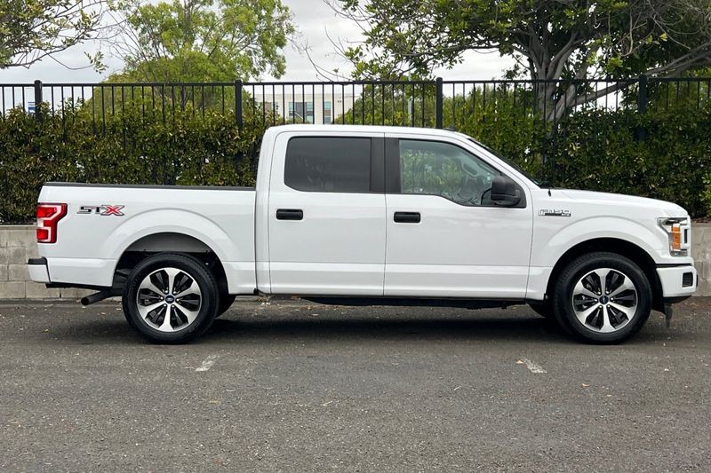 Ford F-150 Vehicle Full-screen Gallery Image 02